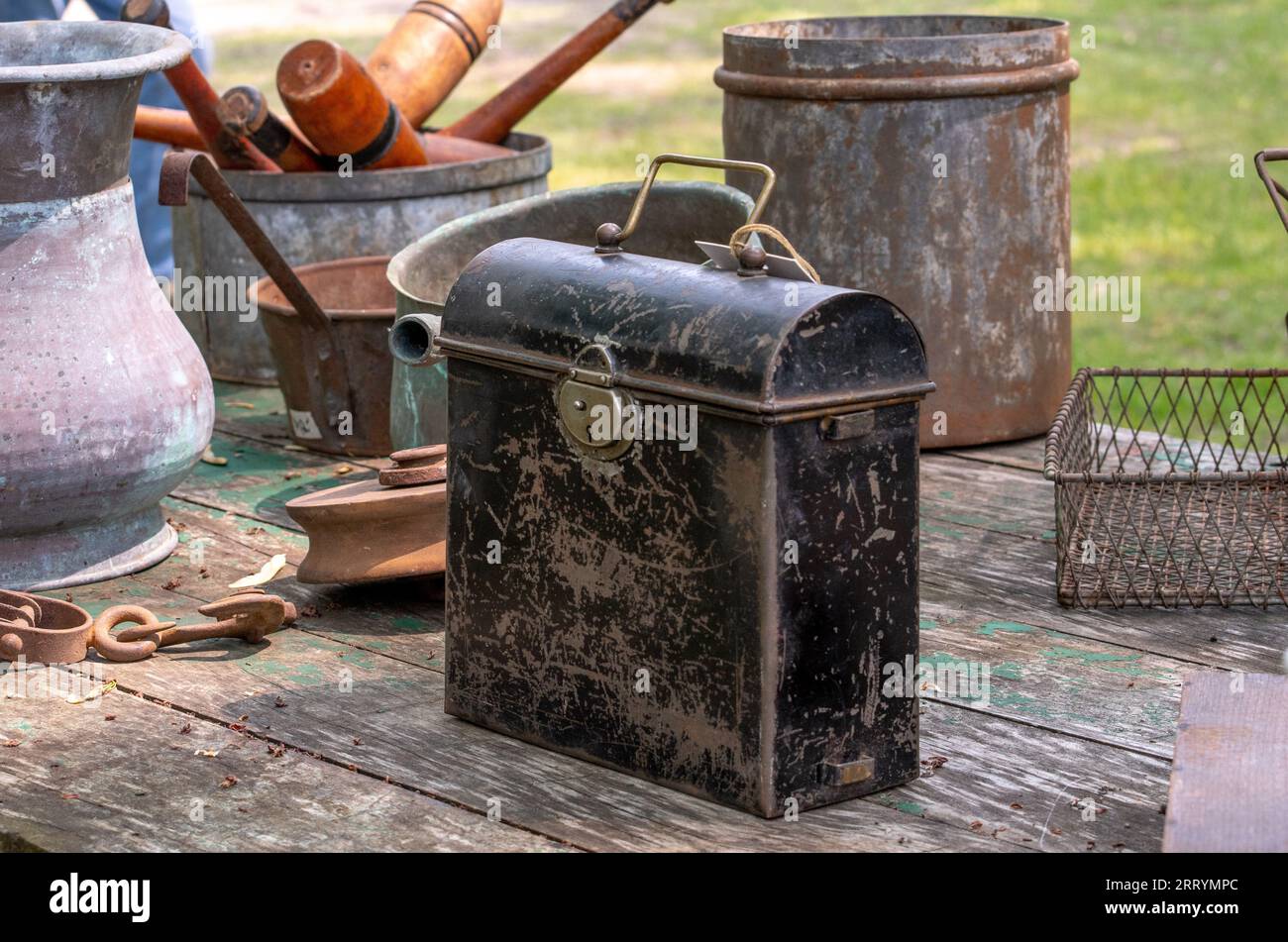 Una tabella di diversi articoli è pronta per la vendita in un cantiere esterno, Foto Stock