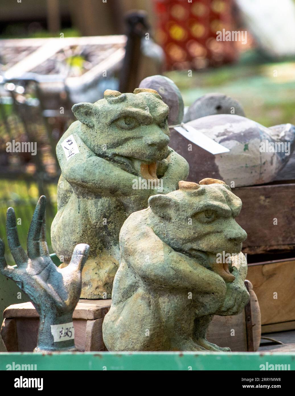 Un paio di spaventosi gargoyle si siedono in vendita durante la vendita di un tag all'aperto Foto Stock