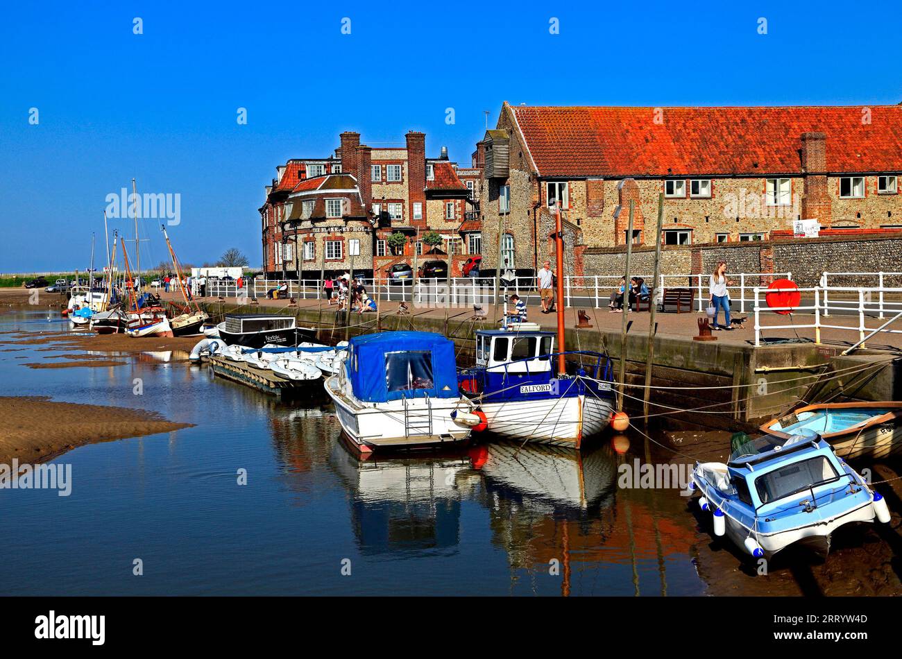 Blakeney Harbour, Quayside, Quay, and Hotel, costa nord del Norfolk, Inghilterra, Regno Unito Foto Stock