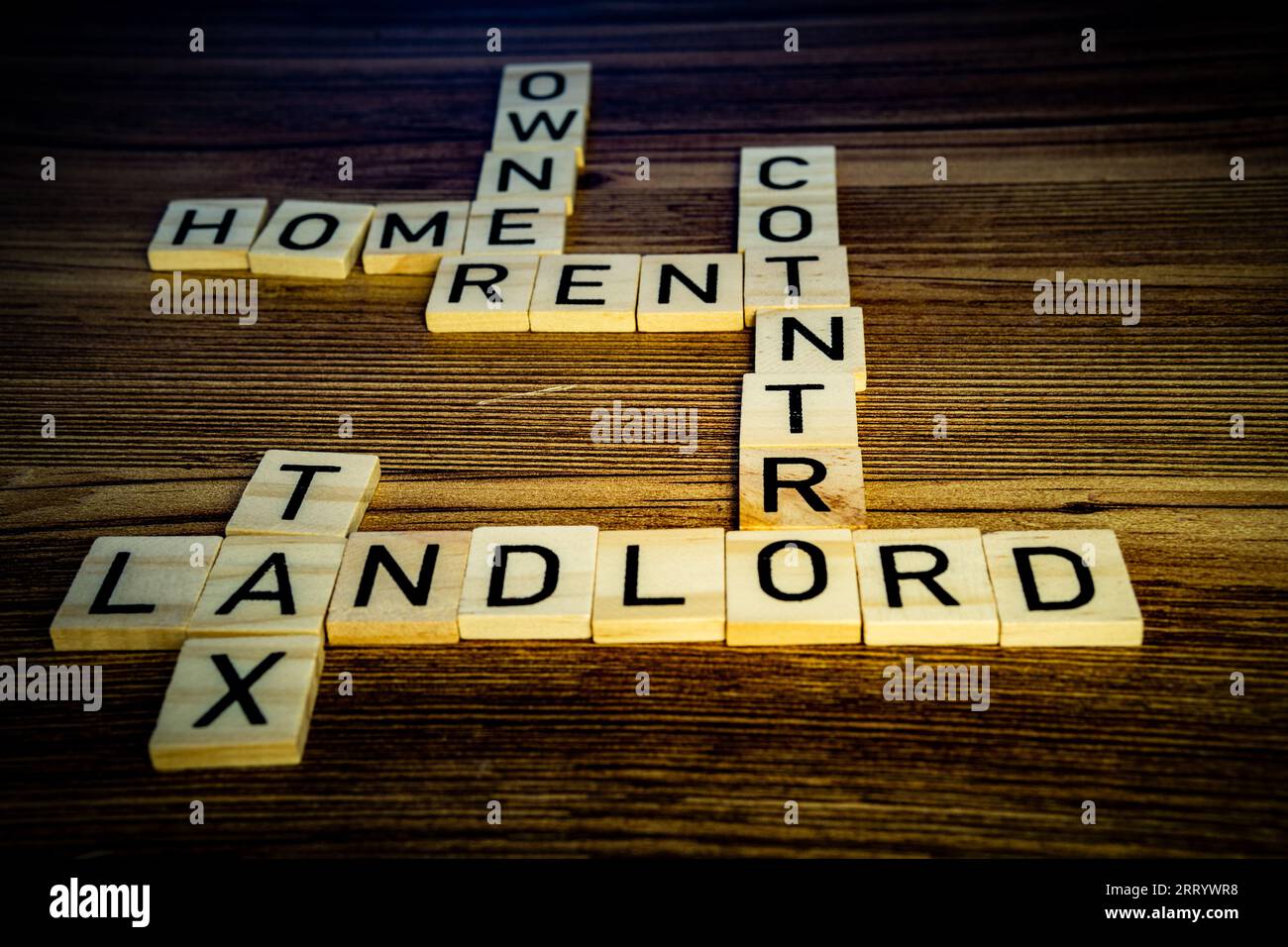 controllo affitto casa padrone di casa abitazione crisi crossword puzzle in lettere di legno su uno sfondo di legno Foto Stock