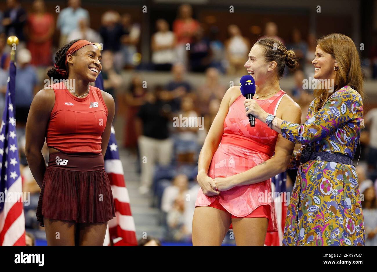 Flushing Meadow, Stati Uniti. 9 settembre 2023. Coco Gauff (L) sta con Aryna Sabalenka della Bielorussia dopo aver vinto il Women's US Open Tennis Championship all'Arthur Ashe Stadium presso l'USTA Billie Jean King National Tennis Center di New York City sabato 9 settembre 2023. Gauff ha vinto in tre set, 2-6, 6-3, 6-2. Foto di John Angelillo/UPI Credit: UPI/Alamy Live News Foto Stock