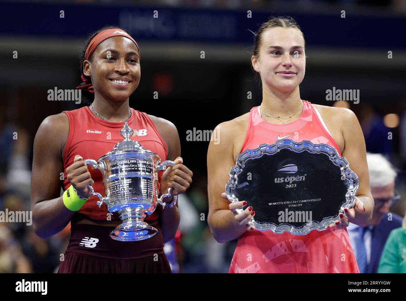 Flushing Meadow, Stati Uniti. 9 settembre 2023. Coco Gauff (L) sta con Aryna Sabalenka della Bielorussia dopo averla sconfitta per vincere il Women's US Open Tennis Championship all'Arthur Ashe Stadium presso l'USTA Billie Jean King National Tennis Center di New York City sabato 9 settembre 2023. Gauff ha vinto in tre set, 2-6, 6-3, 6-2. Foto di John Angelillo/UPI Credit: UPI/Alamy Live News Foto Stock