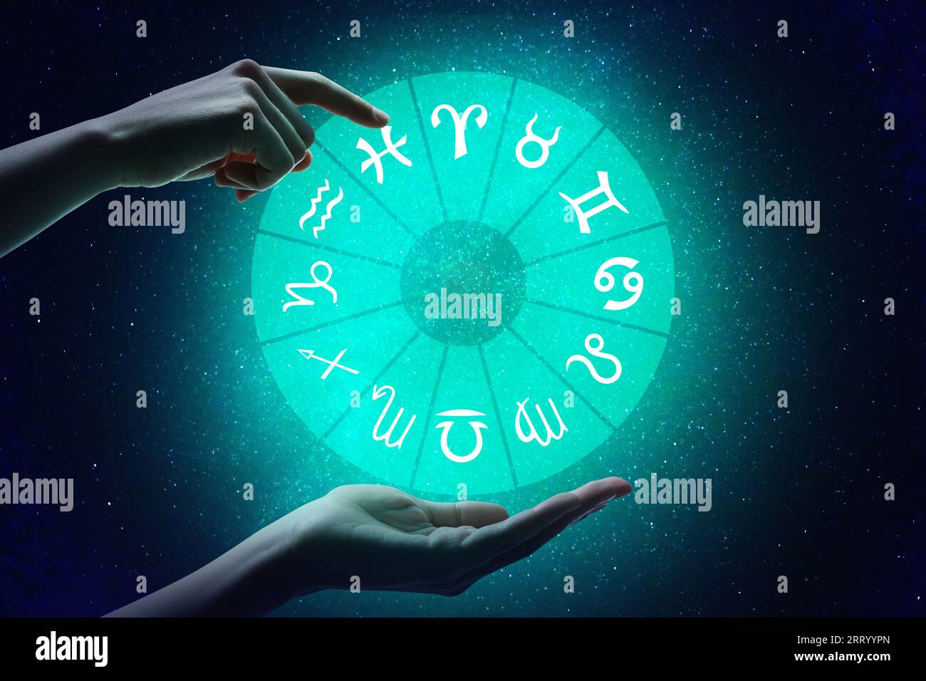 Astrologia. Donna con ruota zodiacale contro il cielo stellato notturno, primo piano Foto Stock