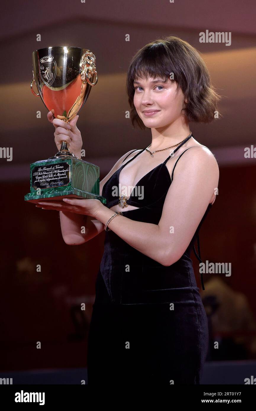 Venezia, Italia. 9 settembre 2023. Cailee Spaeny posa con la Volpi Cup for Best Actress Award per "Priscilla" alla photocall del vincitore alla 80° Mostra Internazionale d'Arte cinematografica di Venezia sabato 9 settembre 2023 a Venezia, Italia. Foto di Rocco Spaziani/UPI Credit: UPI/Alamy Live News Foto Stock