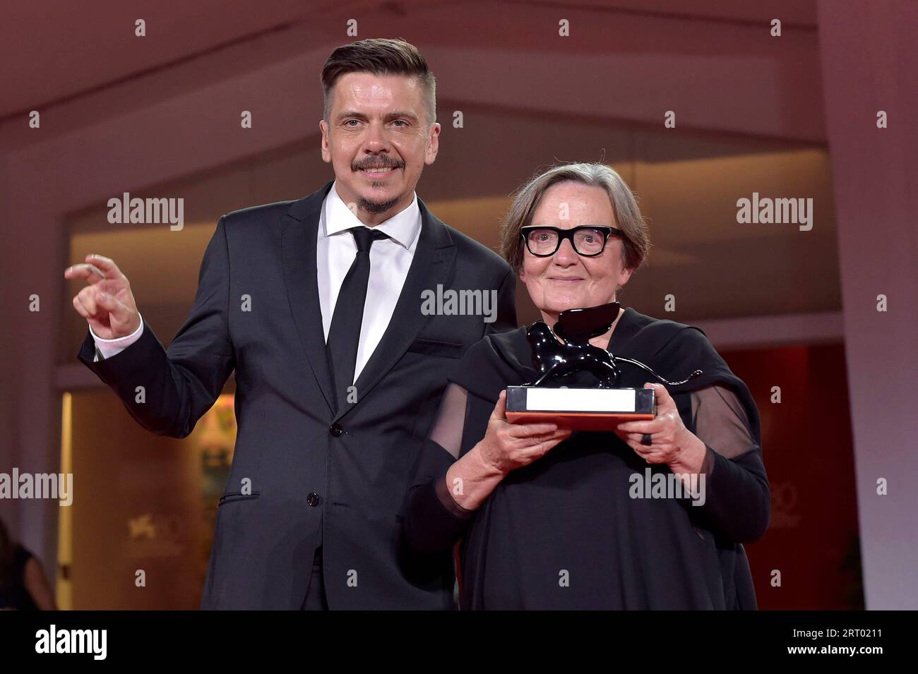 Venezia, Italia. 9 settembre 2023. Marcin Wierzchoslawski e Agnieszka Holland si esibiscono con il Premio speciale della giuria per il "Green Border" al concorso fotografico del vincitore alla 80° Mostra Internazionale d'Arte cinematografica di Venezia sabato 9 settembre 2023 a Venezia. Foto di Rocco Spaziani/UPI Credit: UPI/Alamy Live News Foto Stock