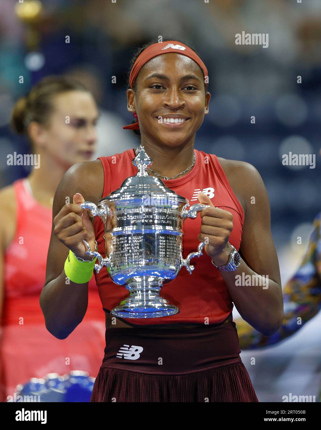 New York, USA, 9 settembre 2023. Il tennista americano Coco Gauff che detiene il trofeo US Open 2023 al Billie Jean King National Tennis Center sabato 9 settembre 2023. © Juergen Hasenkopf / Alamy Live News Foto Stock