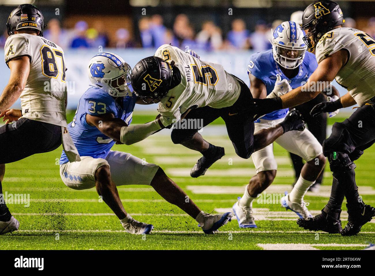 Chapel Hill, North Carolina, Stati Uniti. 9 settembre 2023. Il linebacker dei North Carolina Tar Heels Cedric Gray (33) placcò il running back degli Appalachian State Mountaineers Nate Noel (5) a corto del primo durante i doppi tempi supplementari nella partita NCAA al Kenan Memorial Stadium di Chapel Hill, NC. (Scott Kinser/Cal Sport Media). Credito: csm/Alamy Live News Foto Stock