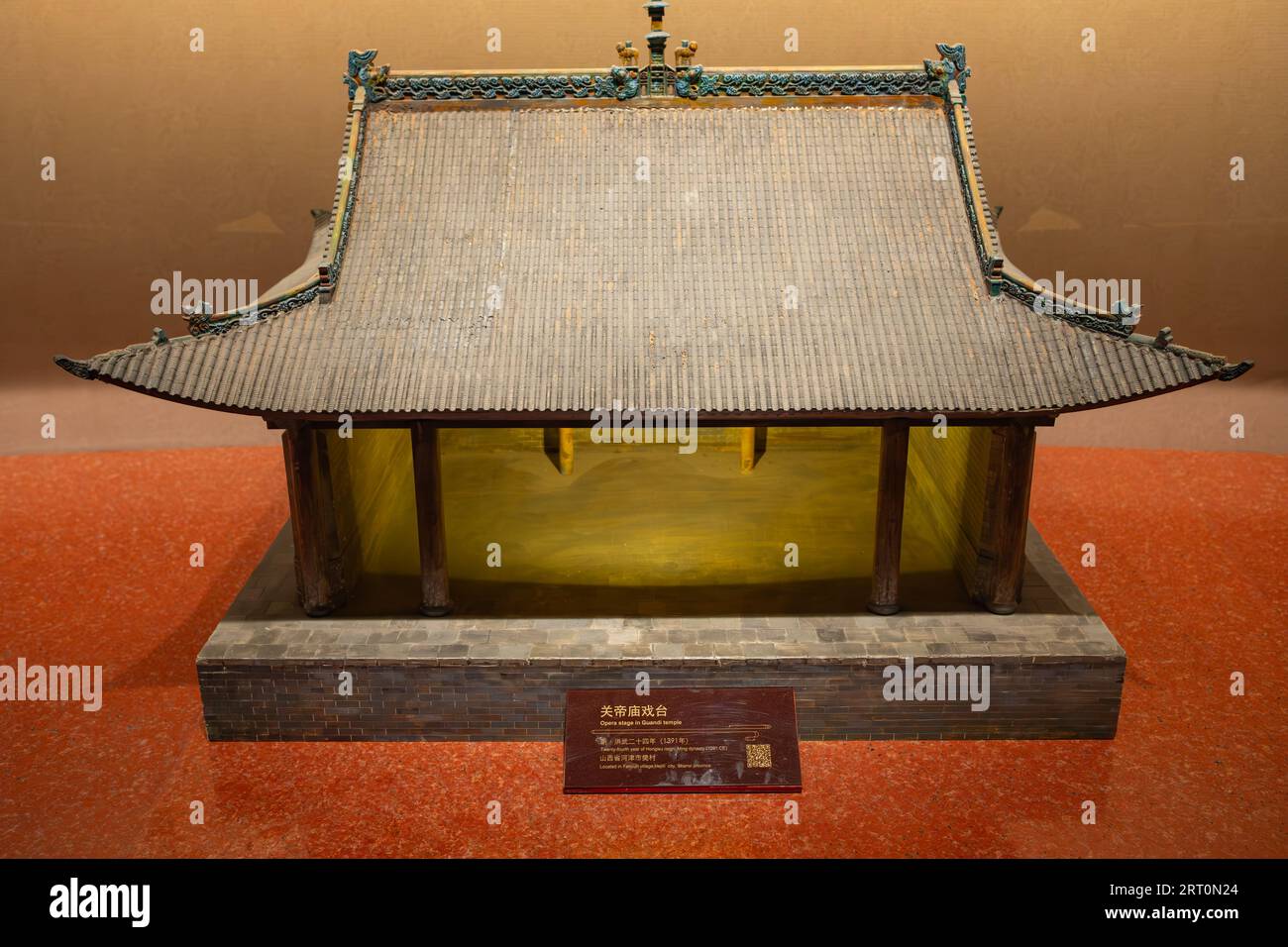 Taiyuan Shanxi Cina - luglio 29 2023: Palco dell'Opera nel tempio di Guandi modello nel museo di Shanxi. Foto Stock