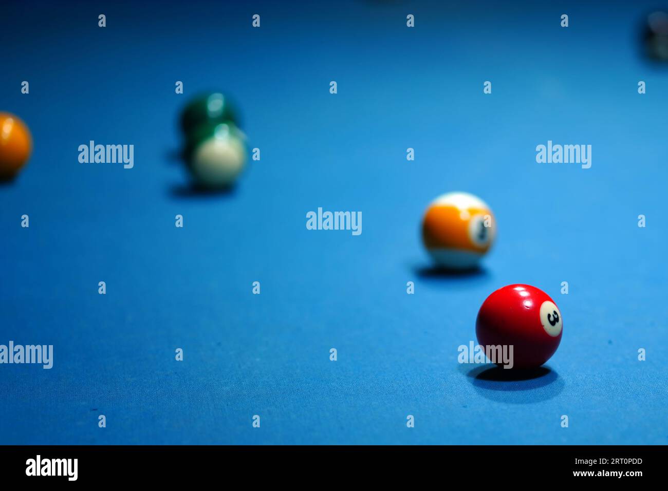 Dopo essere stato colpito sul tavolo da biliardo in una partita a biliardo, parecchie palline da biliardo Foto Stock