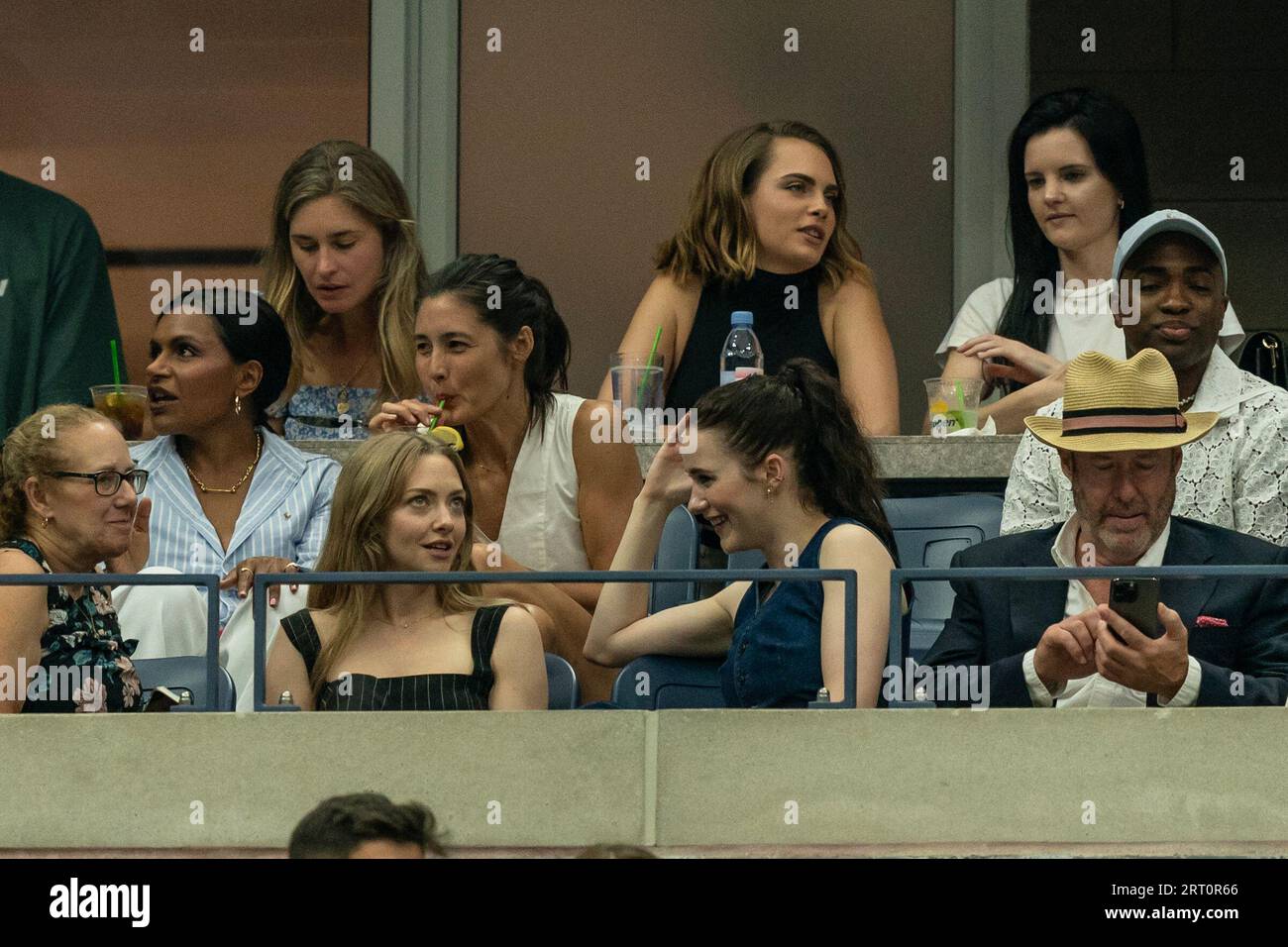 Amanda Seyfried, Rachel Brosnahan, cara Delevingne assistono alla