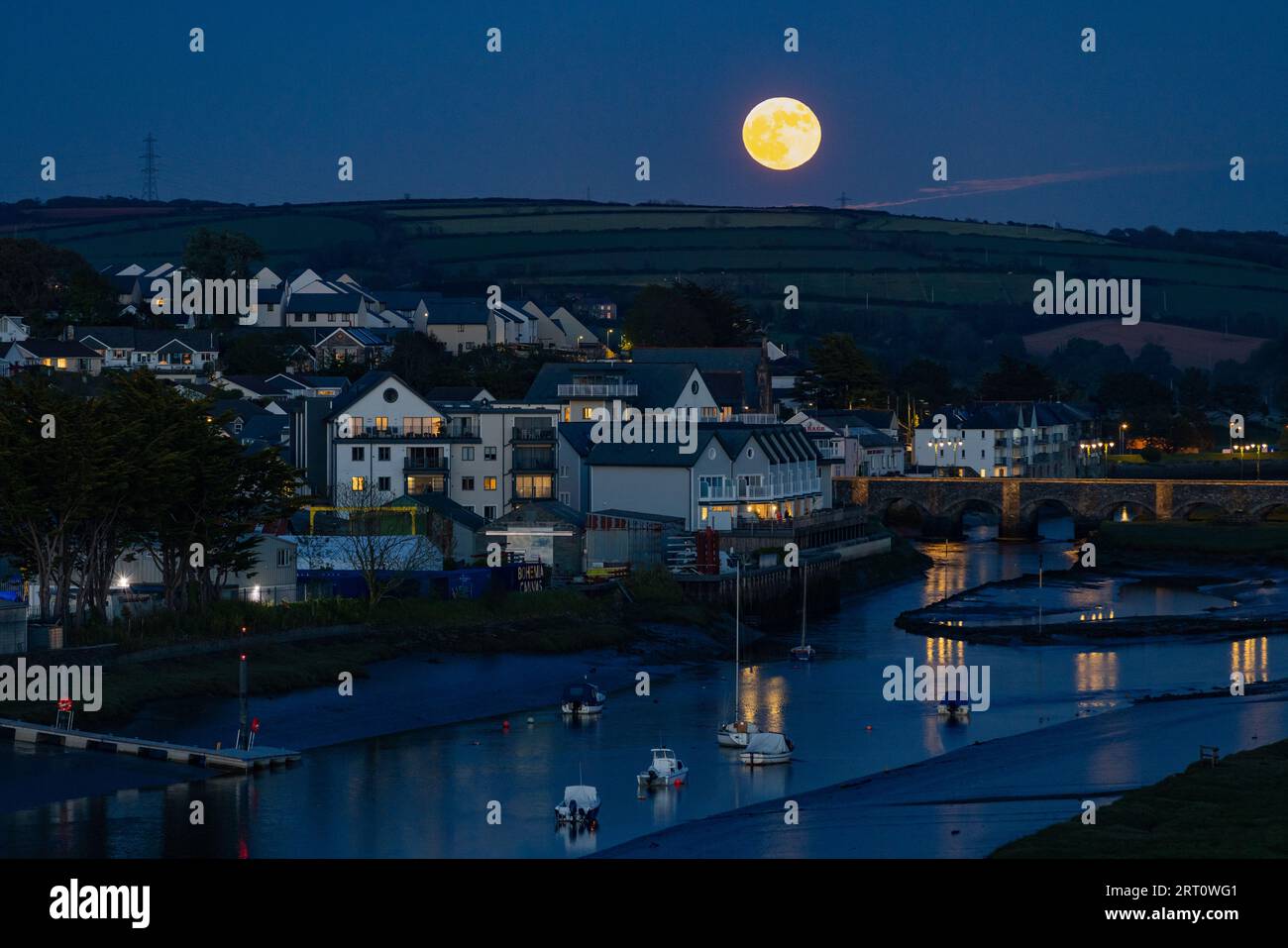 Luna piena su Wadebridge durante la bassa marea in Cornovaglia, Regno Unito Foto Stock