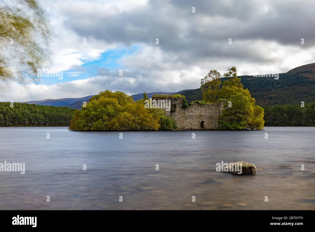 Rovine del castello a loch an eilein nel Parco Nazionale di Cairngorms, Scozia, Regno Unito Foto Stock