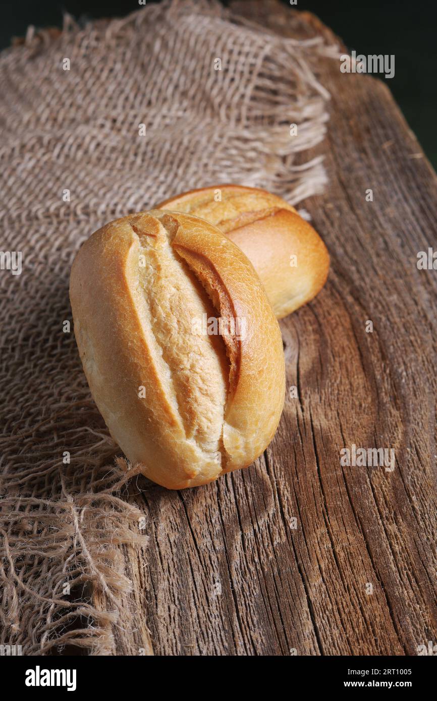 Due panini di piccolo pane bianco su fondo di legno Foto Stock