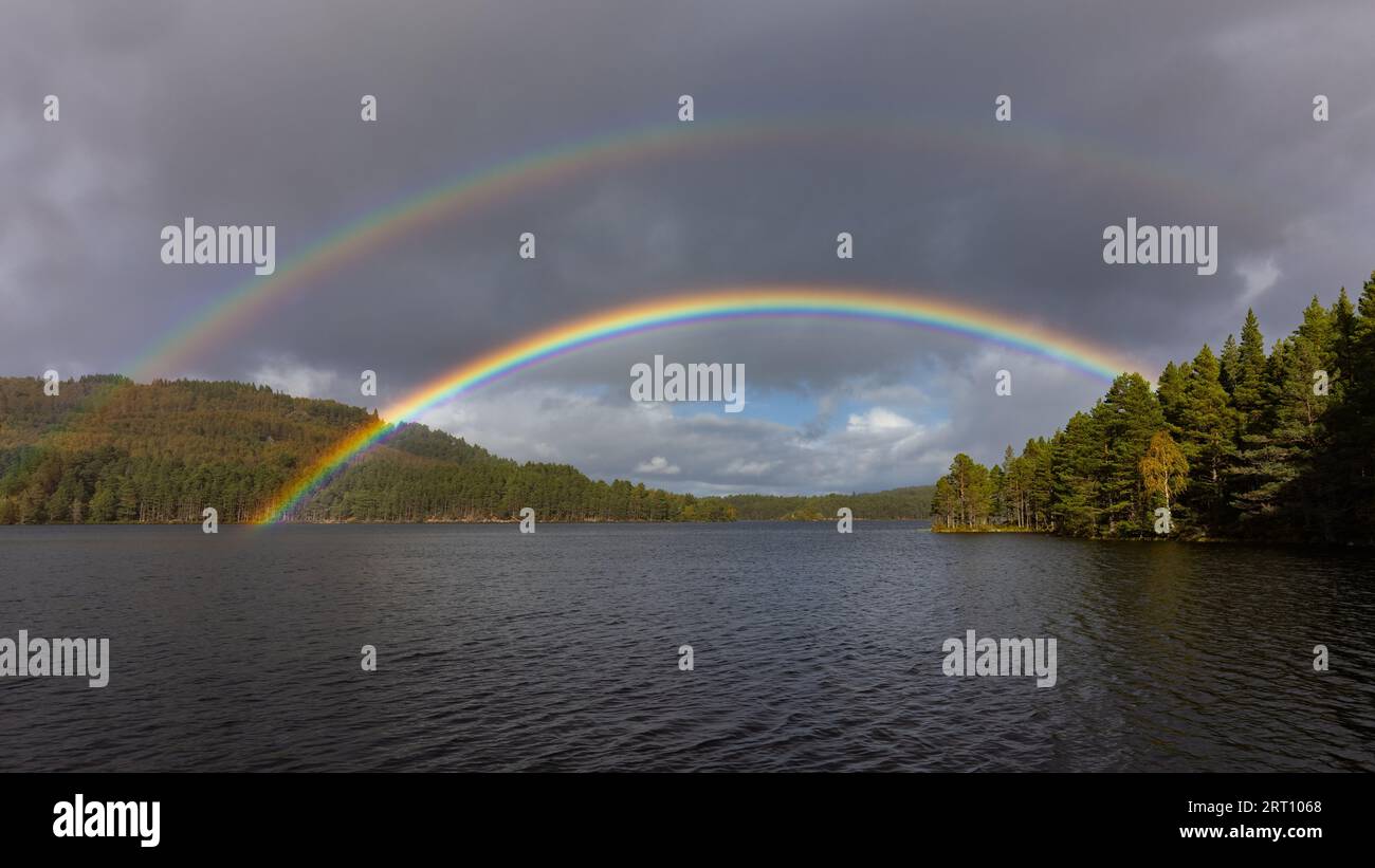 Rainbow Over loch An eilein nel Cairngorms National Park, Scozia, Regno Unito Foto Stock