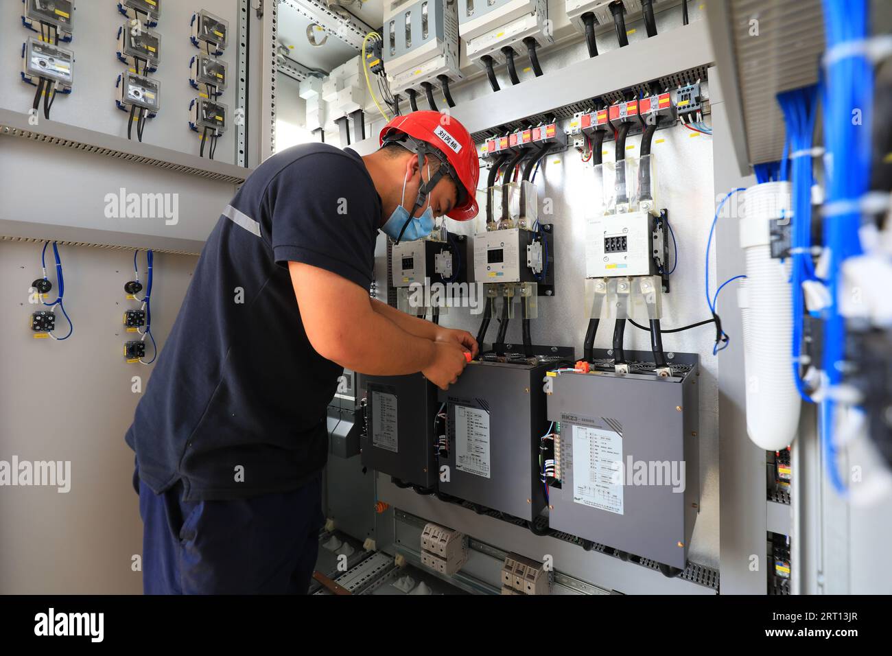 CONTEA DI LUANNAN, provincia di Hebei, Cina - 10 luglio 2020: I lavoratori lavorano in una fabbrica su una linea di produzione Foto Stock