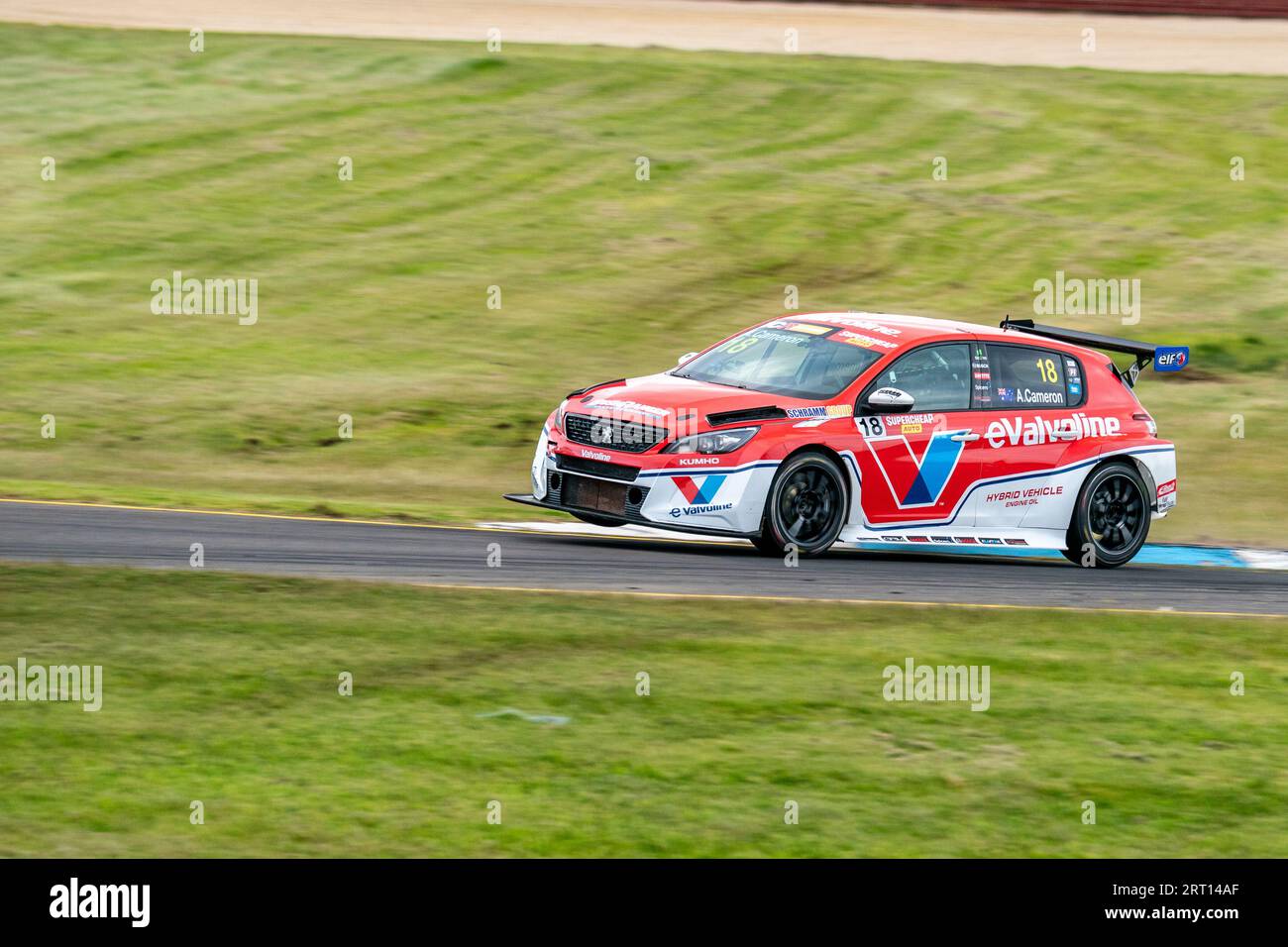 Sandown Park, Australia. 10 settembre 2023. Aaron Cameron guida il campo nella curva 2 durante l'ultima gara del weekend per la serie SUPERCHEAP AUTO TCR Australia. Crediti: James Forrester/Alamy Live News Foto Stock