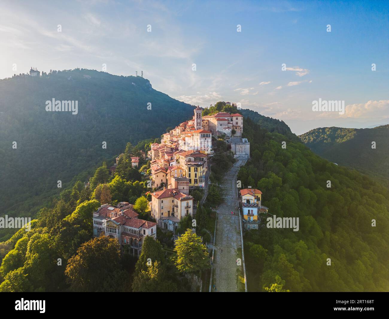 Vista aerea del Sacro Monte di Varese durante l'ora dell'oro, Santa Maria del Monte, Varese, Italia Foto Stock