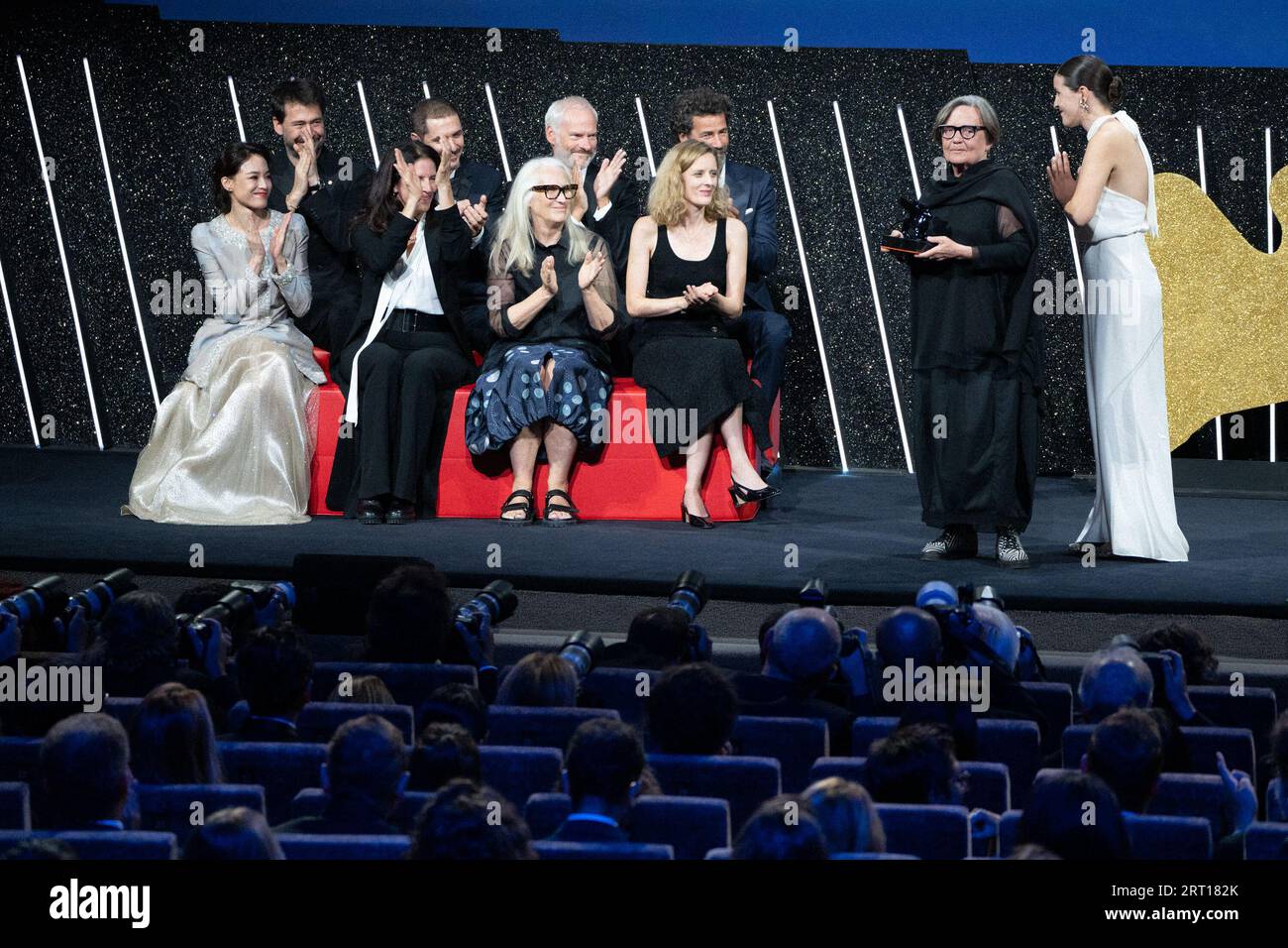 Venezia, Italia. 9 settembre 2023. VENEZIA, ITALIA - SETTEMBRE 09: Presidente delle giurie internazionali Damien Chazelle, Presidente della Biennale di Venezia Roberto Cicutto, Shu Qi, Laura Poitras, Jane Campion, Gabriele Mainetti, mia Hansen-l've e Saleh Bakri sul palco durante la cerimonia di premiazione alla 80° Mostra Internazionale d'Arte cinematografica di Venezia il 9 settembre 2023 a Venezia (foto di Luca Carlino/NurPhoto)0 crediti: NurPhoto SRL/Alamy Live News Foto Stock