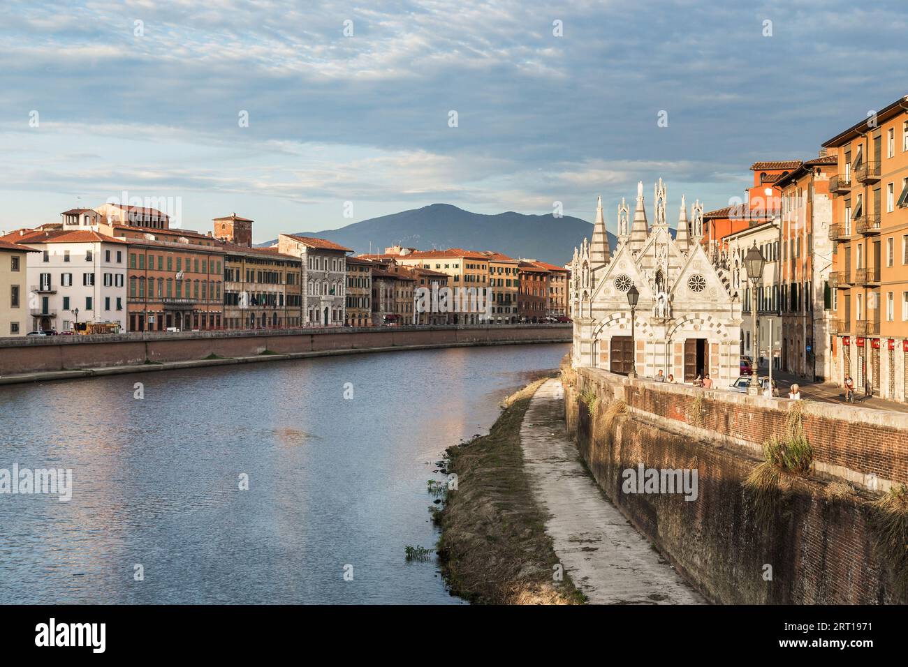 PISA, ITALIA - 16 SETTEMBRE 2018: Questa è la chiesa di Santa Maria della spina sul lungofiume dell'Arno. Foto Stock