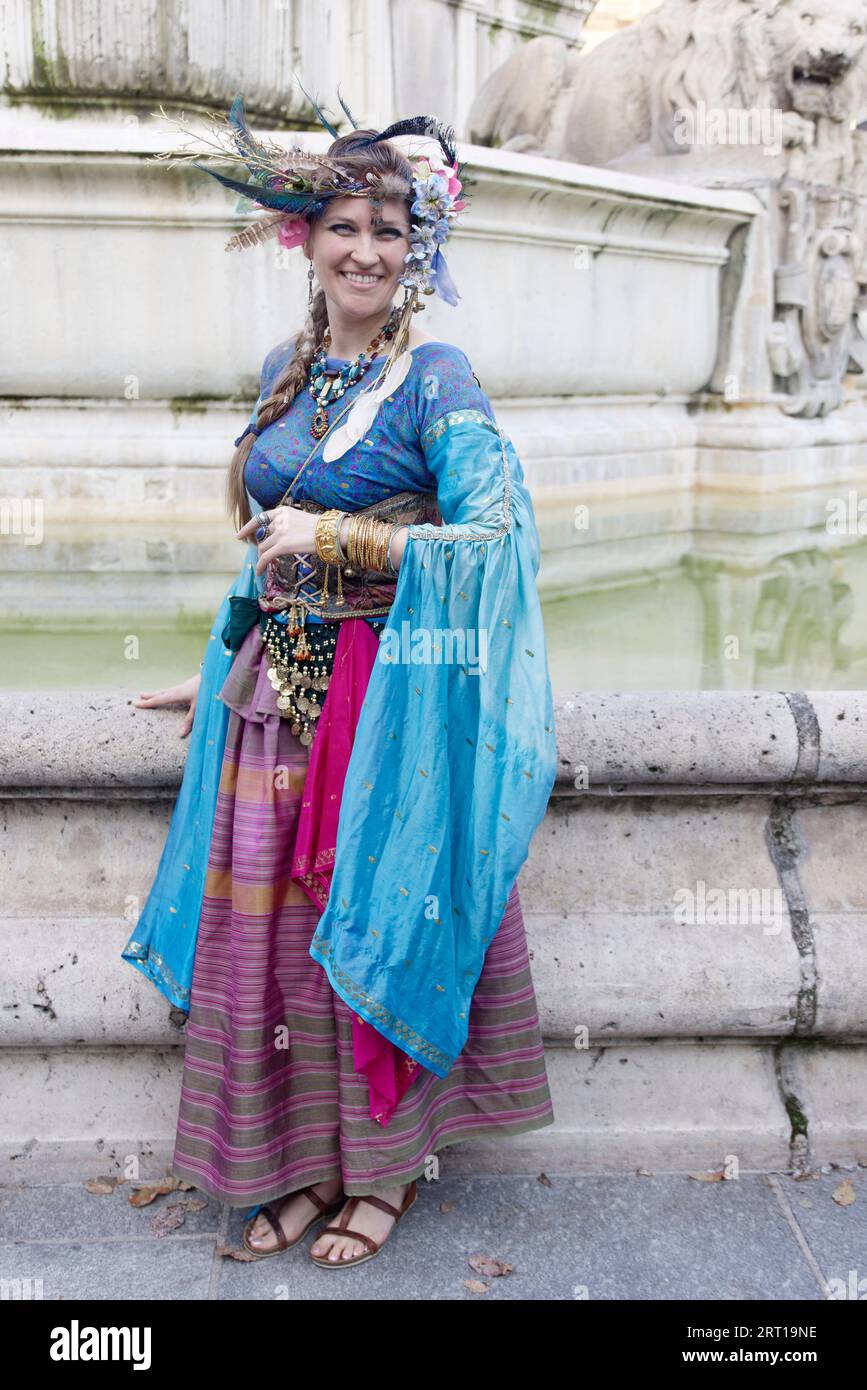 Parigi, Francia. 9 settembre 2023. Parigi merita un festival di festa, il 9 e il 10 settembre 2023. In un villaggio multiera, il festival storico presenta il patrimonio parigino, attraverso la danza, la musica, la gastronomia, la letteratura e l'artigianato sulla piazza di fronte alla chiesa di Saint Supilce a Parigi, in Francia. Crediti: Bernard Menigault/Alamy Live News Foto Stock