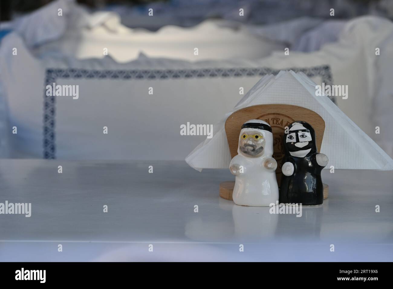 Primo piano dei segnaposto in miniatura di uomo e donna arabi nel ristorante Arabian Tea House di Deira, un quartiere storicamente significativo a Dubai - U Foto Stock