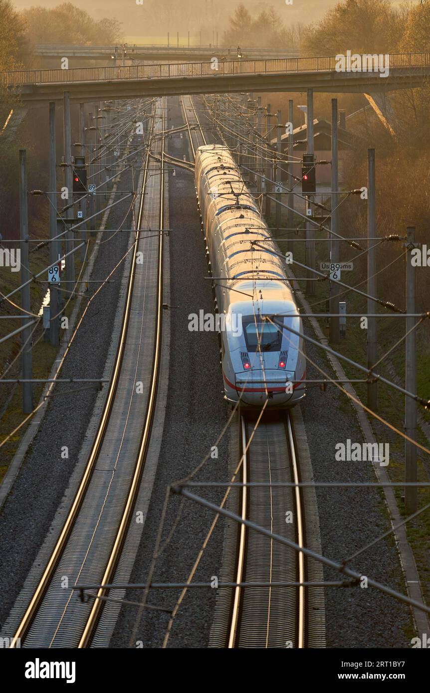 Treno sulla linea ferroviaria ad alta velocità tra Stoccarda e Mannheim, uno dei collegamenti ferroviari più importanti della Germania Foto Stock