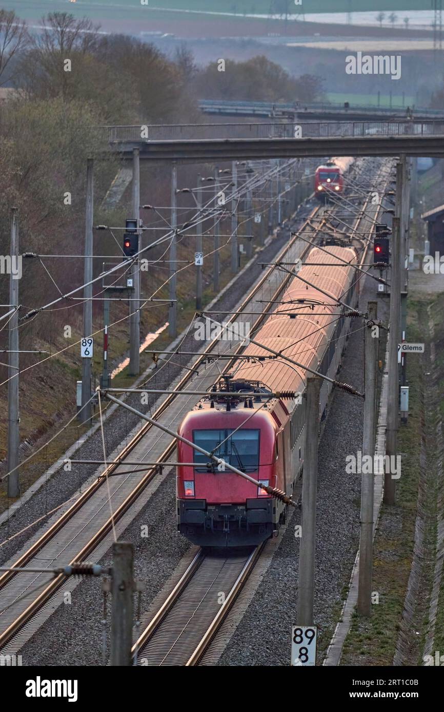 Treno elettrico ad alta velocità sulla linea ad alta velocità tra Stoccarda e Mannheim, Baden-Wuerttemberg, Germania Foto Stock