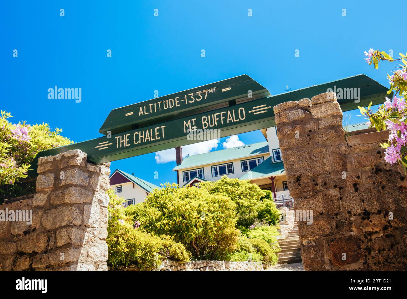 MT BUFFALO, AUSTRALIA - 29 2021 DICEMBRE: Il Mount Buffalo Chalet in una calda giornata estiva. E' stato costruito nel 1910 come la prima stazione sciistica dell'Australia Foto Stock