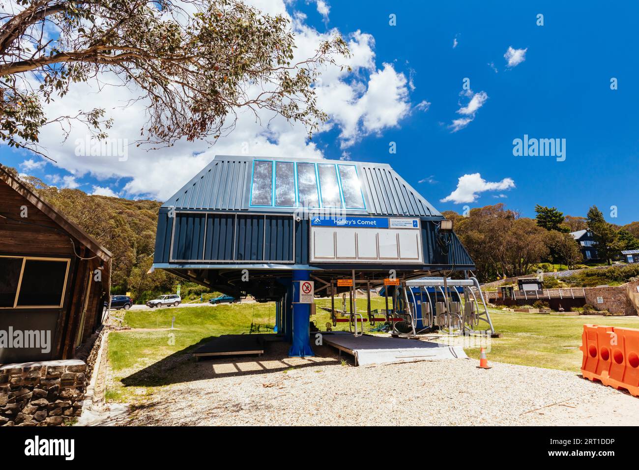 FALLS CREEK, AUSTRALIA, 1 GENNAIO: L'area intorno al Falls Creek Village in una calda giornata estiva nelle Alpi Vittoriane a Victoria, Australia, nel 2022 Foto Stock