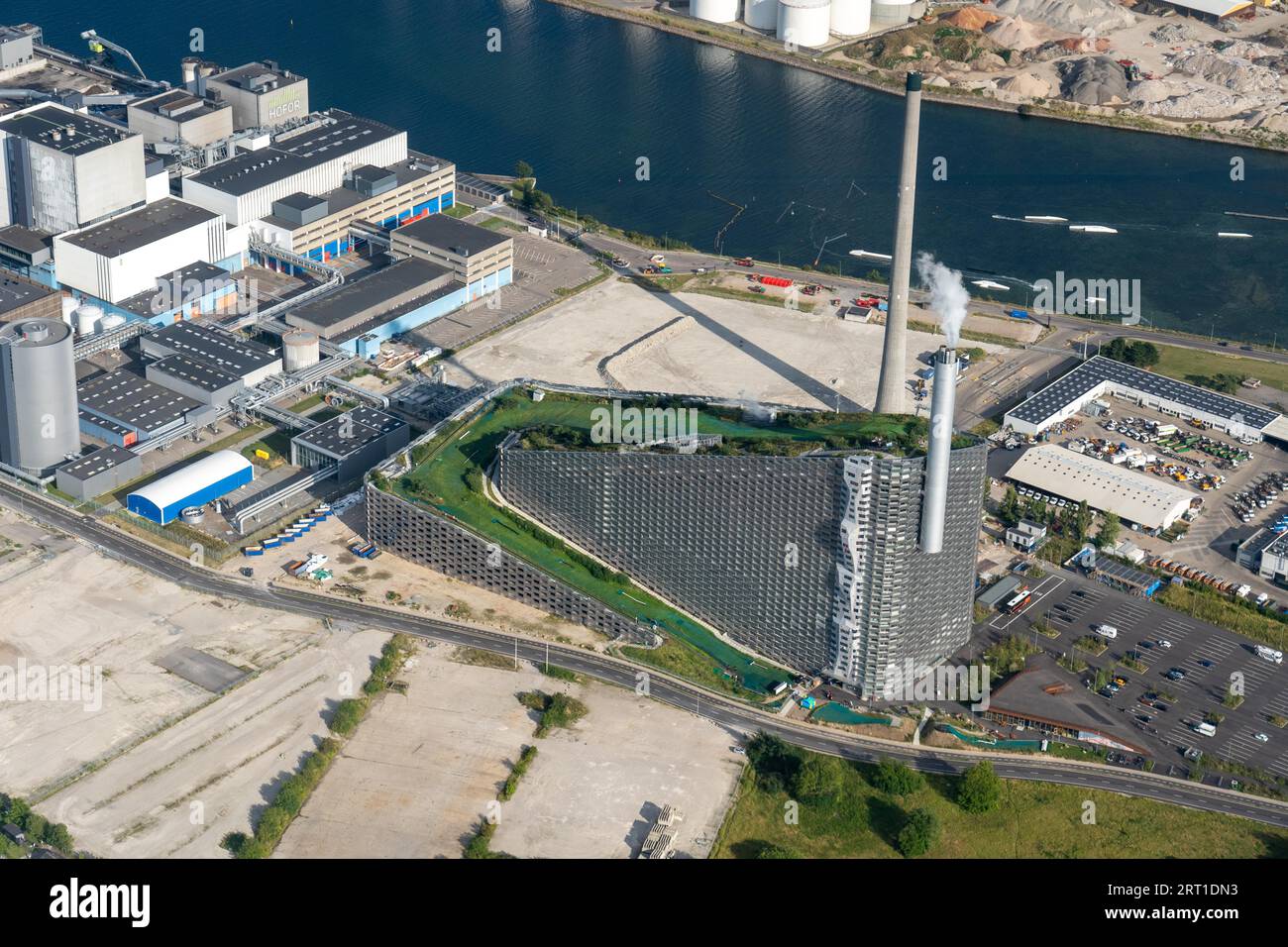 Copenaghen, Danimarca, 21 agosto 2021: Veduta aerea di Amager Bakke, una centrale elettrica da rifiuti con una pista da sci in cima Foto Stock
