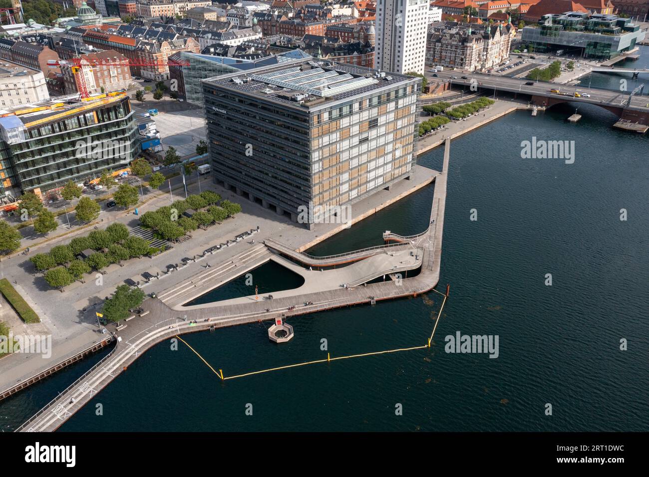 Copenaghen, Danimarca, 20 agosto 2021: Vista aerea con droni di Kalvebod Wave, una passeggiata in legno sul lungomare del porto Foto Stock