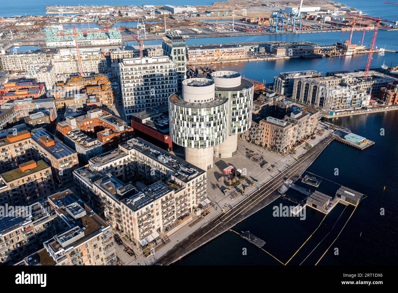 Copenhagen, Danimarca, 06 gennaio 2022: Vista droni delle Portland Towers, due silos convertiti in uffici nel distretto di Nordhavn Foto Stock