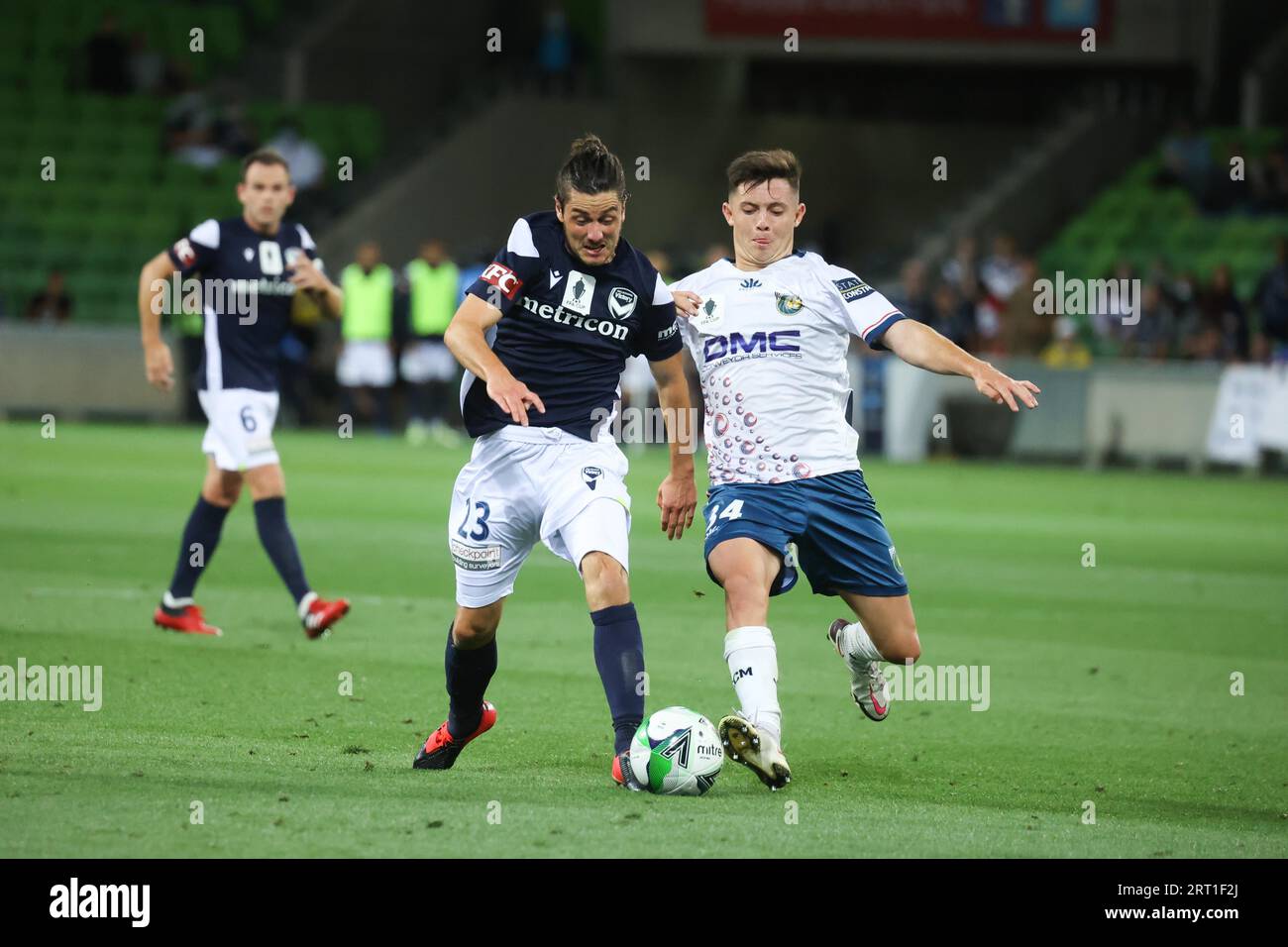 MELBOURNE, AUSTRALIA, 05 FEBBRAIO: Marco Rojas e Harison Steele lottano per il pallone che porta a un foul e a un calcio di punizione durante la FFA Cup 2021 Foto Stock