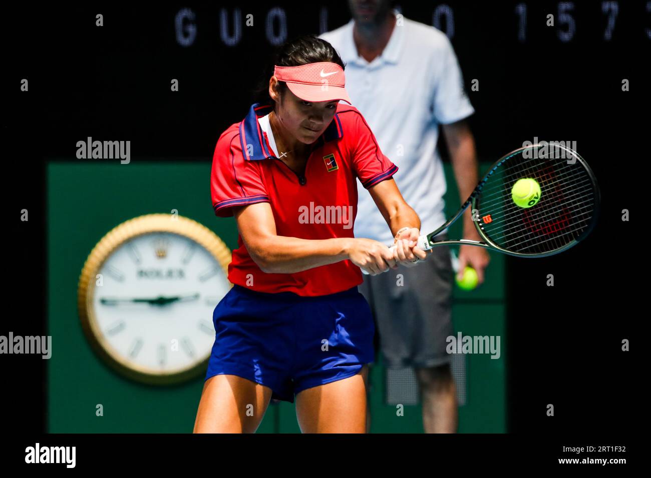 MELBOURNE, AUSTRALIA, 15 GENNAIO: Emma Raducanu pratica davanti agli Australian Open 2022 al Melbourne Park il 15 gennaio 2022 a Melbourne Foto Stock MELBOURNE, AUSTRALIA, 15 GENNAIO: Emma Raducanu pratica davanti agli Australian Open 2022 al Melbourne Park il 15 gennaio 2022 a Melbourne Foto Stock