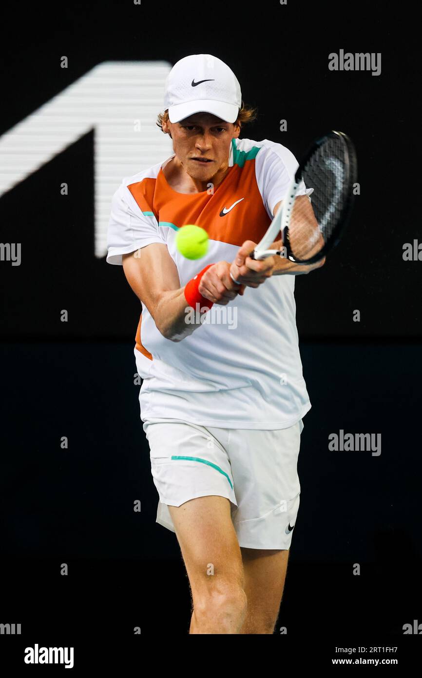 MELBOURNE, AUSTRALIA, 24 GENNAIO: Jannik Sinner d'Italia batte Alex de Minaur dell'Australia l'8° giorno dell'Australian Open 2022 a Melbourne Park On Foto Stock