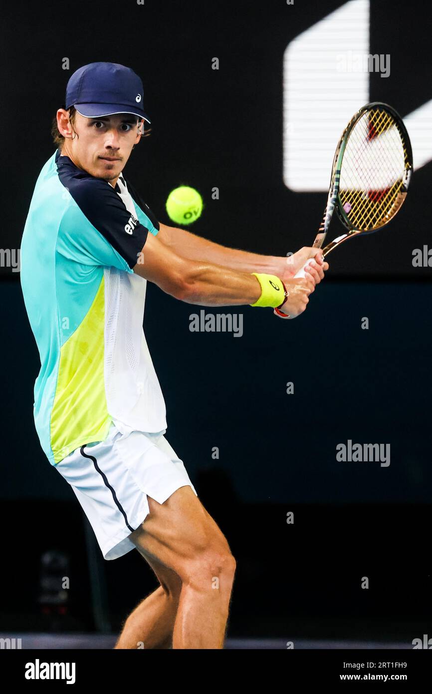 MELBOURNE, AUSTRALIA, 24 GENNAIO: Alex de Minaur, australiano, in cammino per sconfiggere Jannik Sinner, l'8° giorno dell'australiano 2022 Foto Stock