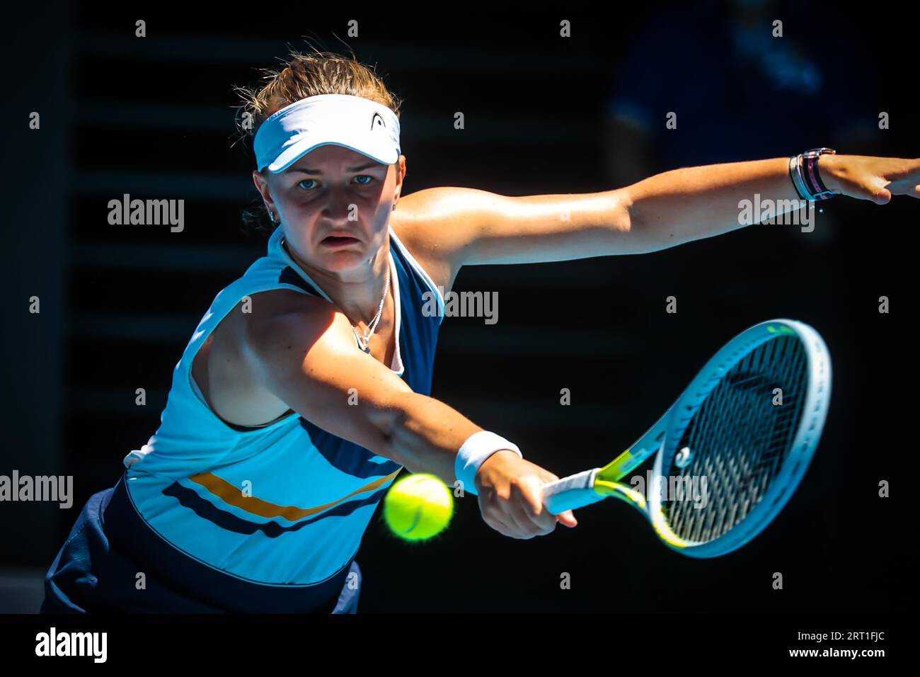 MELBOURNE, AUSTRALIA, 23 GENNAIO: Barbora Krejcikova della Repubblica Ceca gioca contro Victoria Azarenka della Bielorussia il 7° giorno dell'australiana 2022 Foto Stock