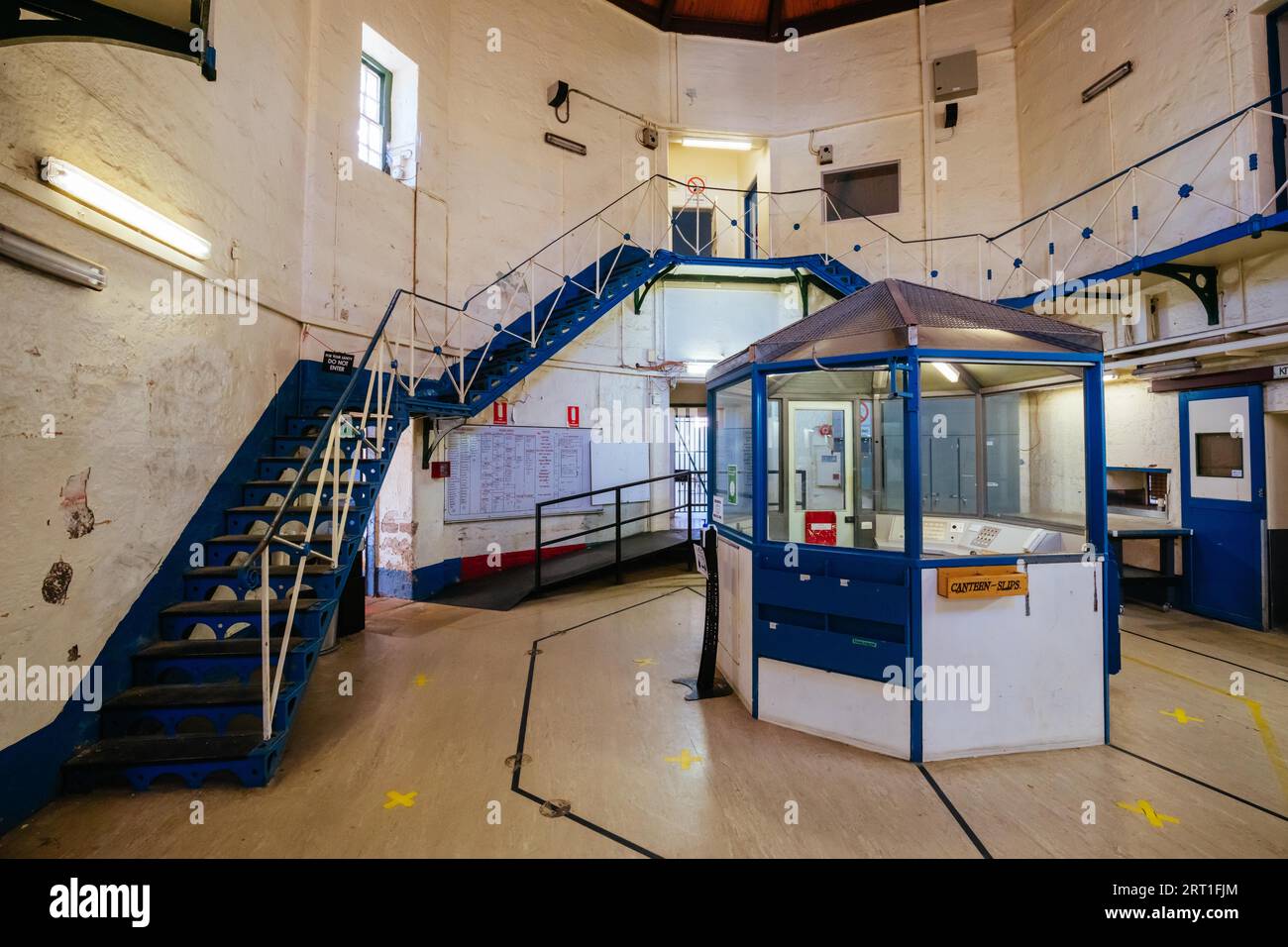 BEECHWORTH, AUSTRALIA, 30 DICEMBRE 2021: La storica prigione di Beechworth e i suoi interni di corridoi di celle di prigione in una calda giornata estiva a Victoria Foto Stock