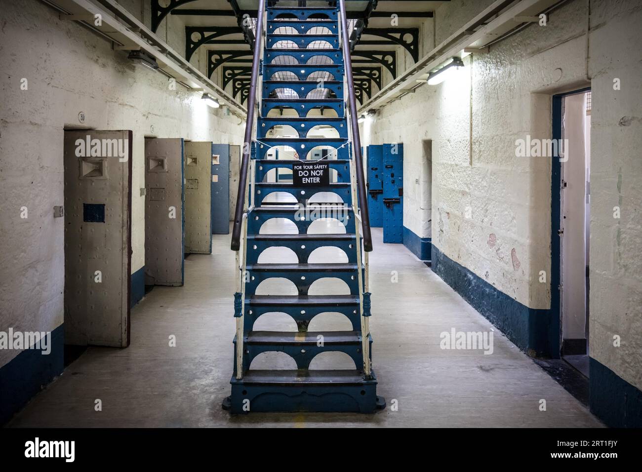 BEECHWORTH, AUSTRALIA, 30 DICEMBRE 2021: La storica prigione di Beechworth e i suoi interni di corridoi di celle di prigione in una calda giornata estiva a Victoria Foto Stock