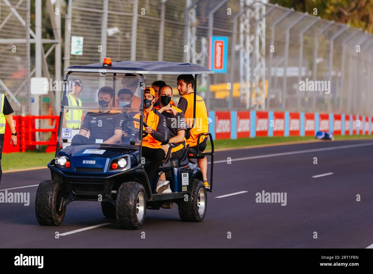 MELBOURNE, AUSTRALIA, 6 APRILE: Daniel Ricciardo della McLaren F1 Team guida un piccolo veicolo intorno al circuito all'Australian Formula 1 Grand 2022 Foto Stock