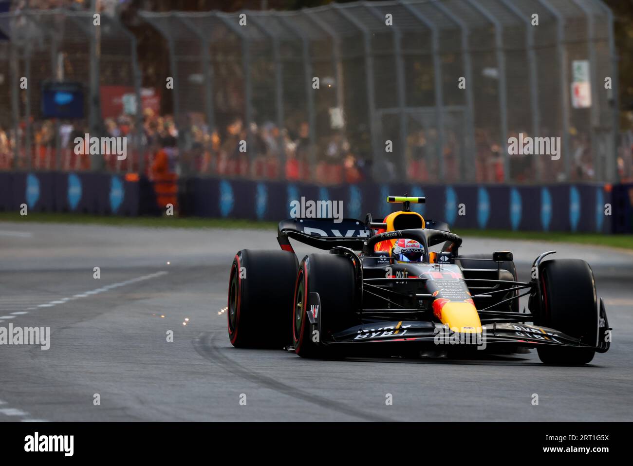 MELBOURNE, AUSTRALIA, 9 APRILE: Sergio Perez, messicano, guida l'11° Oracle Red Bull Racing RB18 durante le qualifiche al Grand Australian 2022 Foto Stock