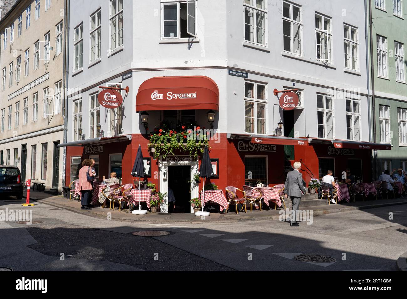Copenaghen, Danimarca, 2 settembre 2021: Persone di fronte al Cafe Sorgenfri nel centro storico della città Foto Stock