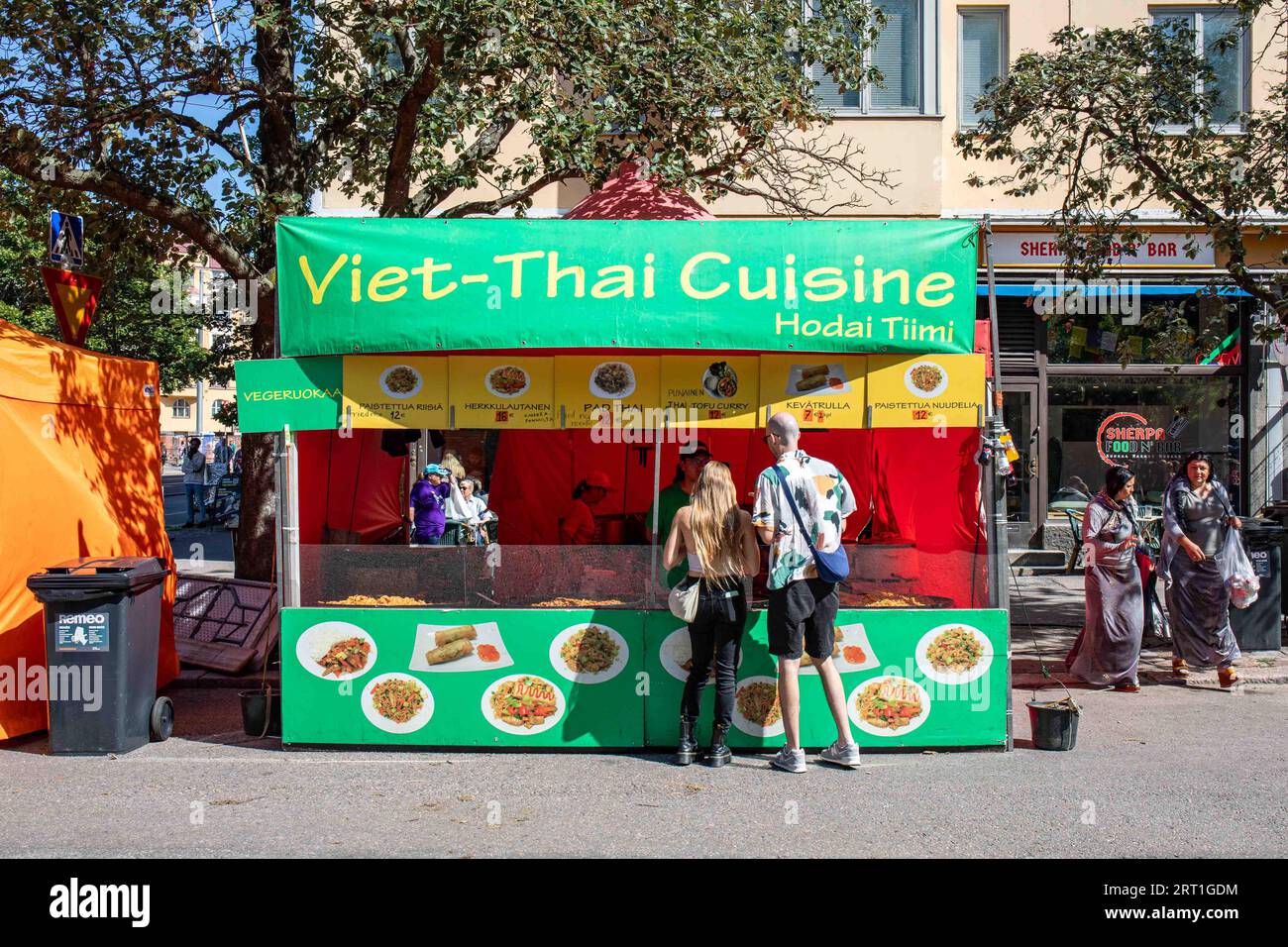 Cucina Viet-Thai. Chiosco di Street food asiatico al Kallio Block Party 2023 a Helsinki, Finlandia. Foto Stock