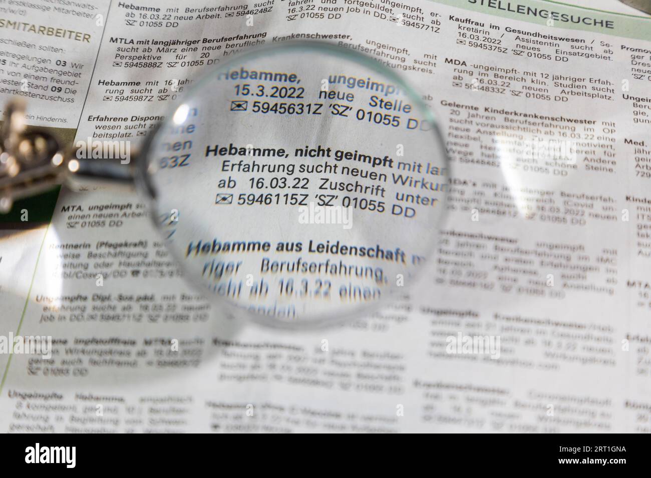 In molte pubblicità sui quotidiani, sono apparse candidature di lavoro sorprendentemente simili da parte dei dipendenti del settore medico-sociale. La Foto Stock