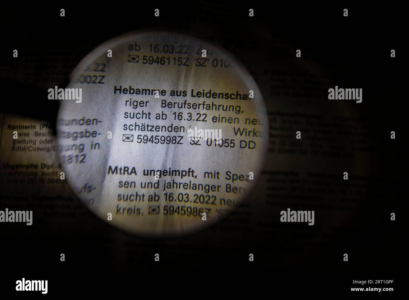 In molte pubblicità sui quotidiani, sono apparse candidature di lavoro sorprendentemente simili da parte dei dipendenti del settore medico-sociale. La Foto Stock