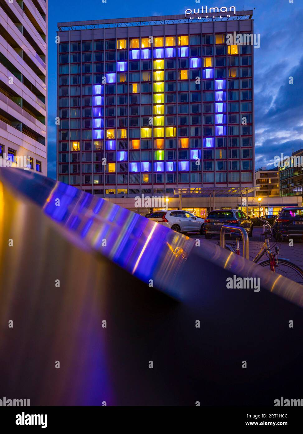 Installazione leggera di un simbolo di pace come protesta contro la guerra Ucraina al Pullmanhotel su Prager Strasse Foto Stock