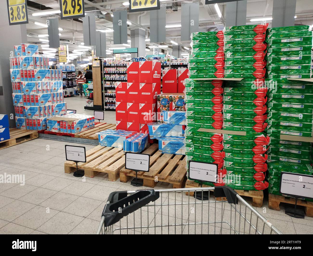 Pile di merci svuotate in un supermercato a causa di strozzature nelle forniture e di acquisti accumulati Foto Stock