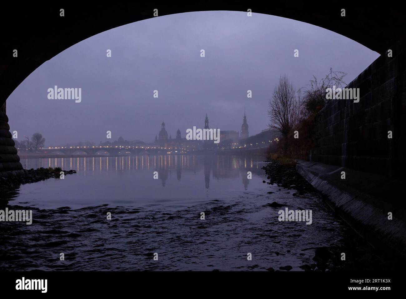 Nebbia e foschia sulla città vecchia di Dresda in una sera di dicembre Foto Stock