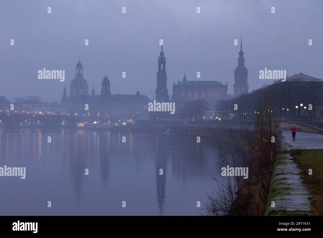 Nebbia e foschia sulla città vecchia di Dresda in una sera di dicembre Foto Stock