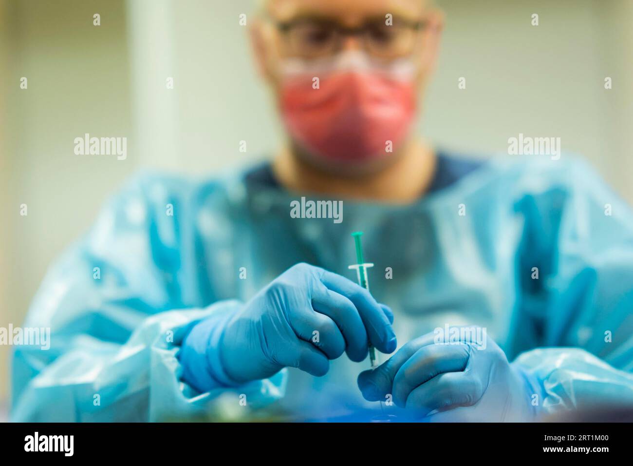 Un'offerta di vaccinazione molto speciale con accompagnamento musicale di artisti della Semper Opera si è svolta a Dresda venerdì. Circa 300 persone che Foto Stock